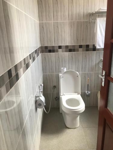 阿鲁沙Lerai X Desty的一间带卫生间和卫生纸分配器的浴室