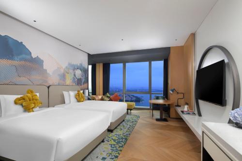 苏州苏州M SOCIAL酒店的酒店客房设有两张床和一台平面电视。
