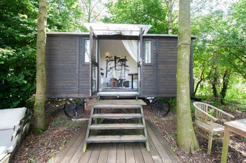 Tiny House met sauna, vrij uitzicht, midden in de natuur的灰色的小房子,有梯子和楼梯