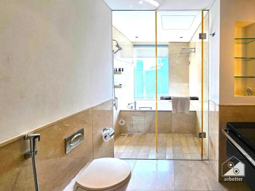 迪拜Luxury Address Res DubaiMarina Studio1 Frank&Frank的一间带卫生间和淋浴及窗户的浴室