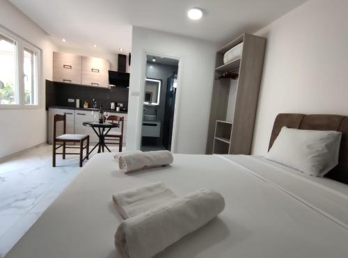 莱斯科瓦茨Nikolic Apartment 2的一间带白色大床的卧室和一间厨房