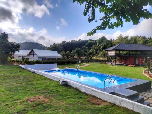 SomvārpetRedberry's Luxury Stay的一座带房子的庭院内的游泳池