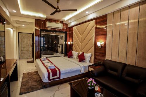 曼达莫尼Gogol Beach Resort的一间卧室配有一张大床和一张沙发