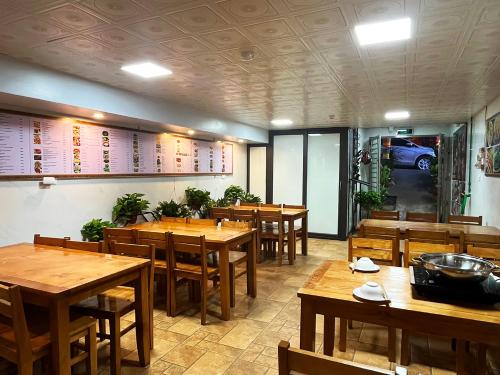 萨帕Quoc Tuan Hotel Sapa的用餐室配有木桌和木椅