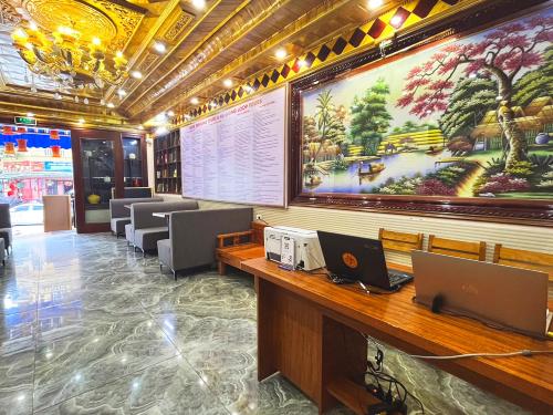 萨帕Quoc Tuan Hotel Sapa的大堂墙上有大画