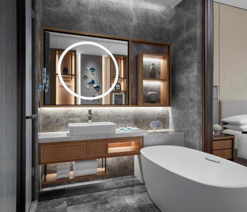温州温州空港万豪酒店的带浴缸、水槽和镜子的浴室
