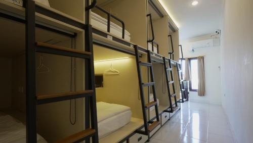沙努尔Aiwan Hostel & Luggage storage的客房内的一排双层床