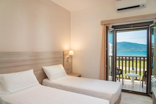 康特港Hotel Portoconte的酒店客房设有两张床和一个阳台。