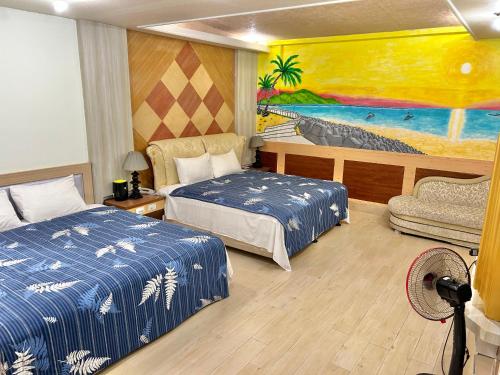Pingtung County树屋民宿的一间卧室设有两张床,墙上挂着一幅画