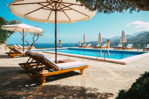 德阿萨佩德利萨酒店的一个带椅子和遮阳伞的游泳池以及一个游泳池