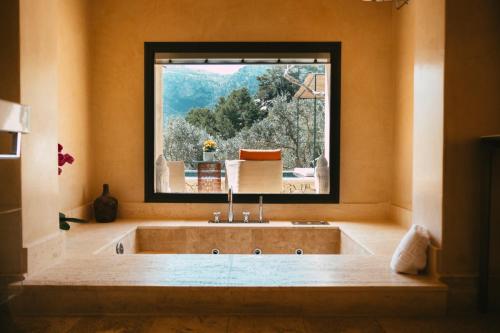 德阿萨佩德利萨酒店的一间带大窗口浴缸的大浴室