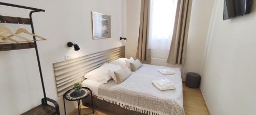 布达佩斯布达佩斯塞萨尔酒店的小卧室配有带白色床单和枕头的床