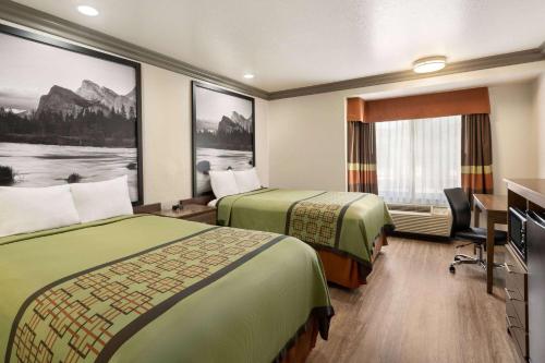 圣塔克拉瑞塔速8圣塔克拉里塔酒店的酒店客房配有两张床和一张书桌