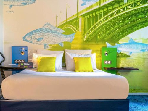 斯特拉斯堡斯特拉斯堡大道杜莱茵宜必思尚品酒店的一间卧室,配有一张带桥梁画的床铺