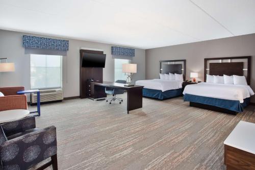 哥伦比亚哥伦比亚/杰克逊堡东南部汉普顿酒店的酒店客房配有两张床和一张书桌