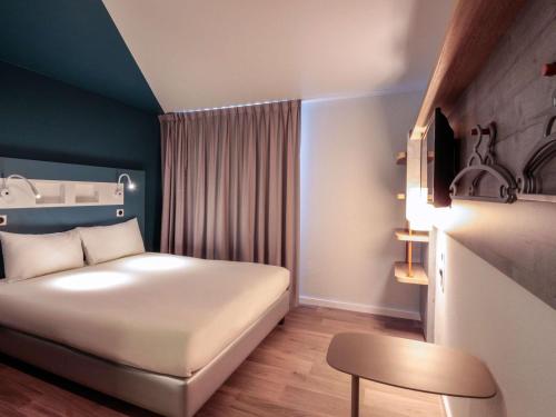 沙托贝尔纳尔ibis Budget Cognac的卧室配有白色的床和椅子