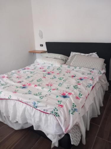 泰拉奇纳Casa tiziana的一张带白色床单的床,上面有鲜花
