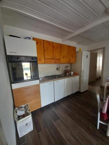 泰拉奇纳Casa tiziana的厨房配有白色家电和木制橱柜