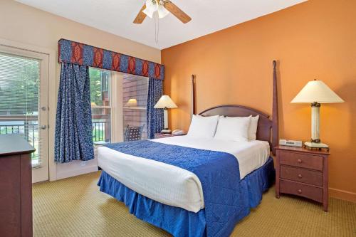 加特林堡Hilton Vacation Club Bent Creek Golf Village Gatlinburg的一间卧室设有一张大床和一个窗户。
