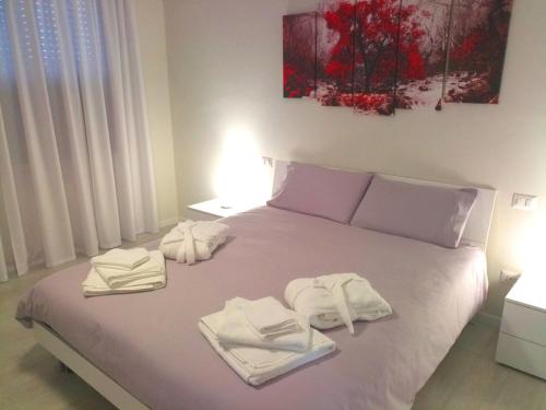 BroglianoMelograno Rooms B&B的一间卧室配有带毛巾的床