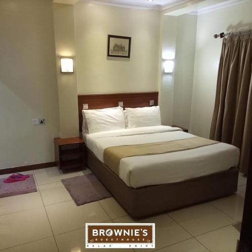 纳库鲁Brownies Deluxe的一间位于酒店客房的卧室,配有一张床