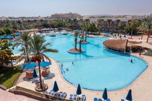 赫尔格达沙漠玫瑰度假村 的享有度假村游泳池的顶部景致
