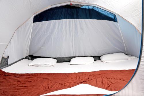 奇克马格尔Cozy Tent Stay by Jungle Greens Homestay的帐篷内的一张床位,配有两个枕头