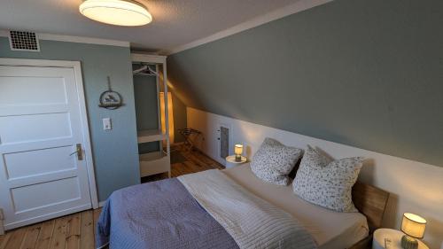 弗伦斯堡Ferienhaus Hygge的卧室配有床和白色门