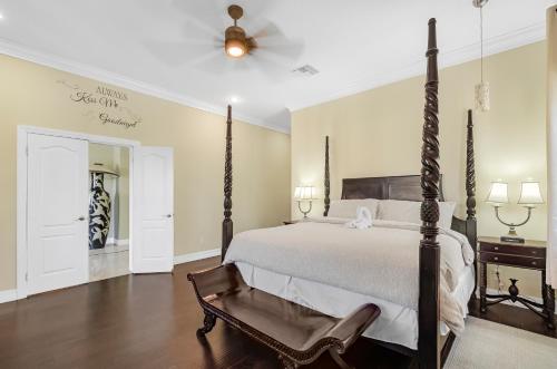 拿骚Blu Diamond Luxury Estate的一间卧室配有一张床和吊扇