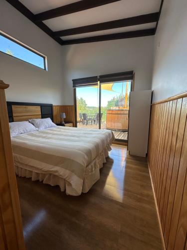 康塞普西翁Ecoraleo的一间卧室设有一张大床和一个大窗户