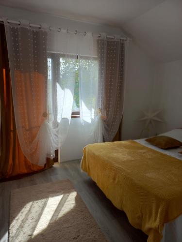 雅西Cabana Cami的一间卧室配有床和带窗帘的窗户