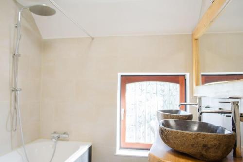 SoumagneDomaine des Arches的一间带一个碗水槽和浴缸的浴室