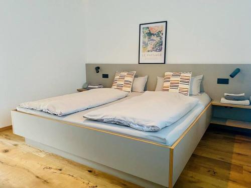 马夸特施泰因Traumhafte Ferienwohnung in historischem Brandmanngut的一张带白色床单和枕头的床