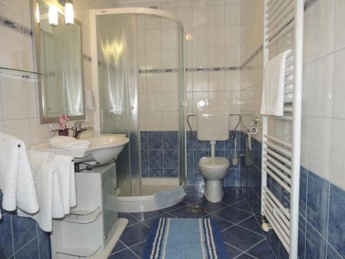 布莱德塔弗卡尔公寓及客房酒店的一间带水槽、卫生间和淋浴的浴室