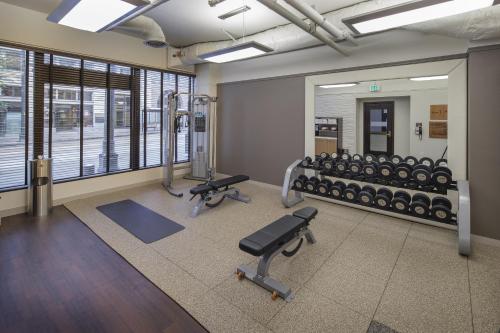 西雅图Arctic Club Hotel的健身房设有一排健身器材和镜子