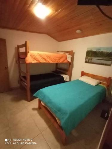 GüicánHotel Guican de la sierra的一间卧室配有两张双层床。
