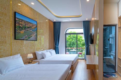 会安Mint Hoi An Villa的酒店客房设有两张床和窗户。