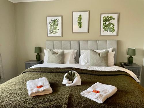 葛特纳格林博基安吉斯旅馆的一间卧室配有一张床,上面有两条毛巾