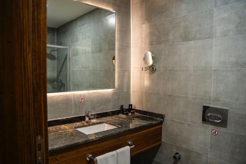 代胡克Parwar Hotel的一间带水槽和镜子的浴室