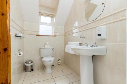 康镇迈克尔林的庄园住宿加早餐旅馆的一间带水槽、卫生间和镜子的浴室