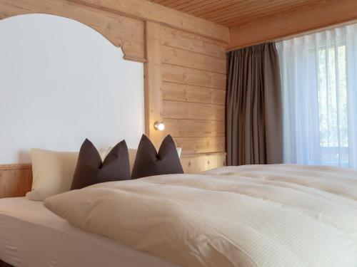 施库尔加尼全景酒店的卧室配有白色的床和窗户