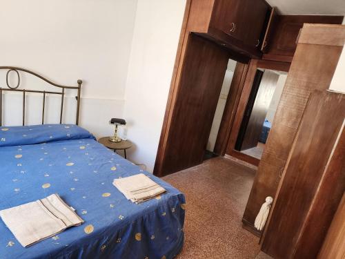 科洛尼亚-德尔萨克拉门托Hermosa vista的一间卧室配有蓝色的床和木制橱柜