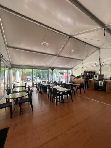 La Ville-aux-Dames阿加西亚斯露营地的帐篷内带桌椅的用餐区