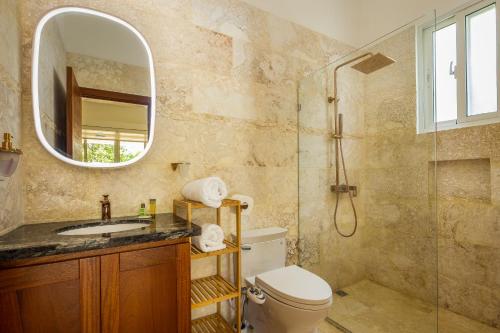 苏莎亚RESIDENCIAL HISPANIOLA Villla 141的一间带卫生间、水槽和镜子的浴室