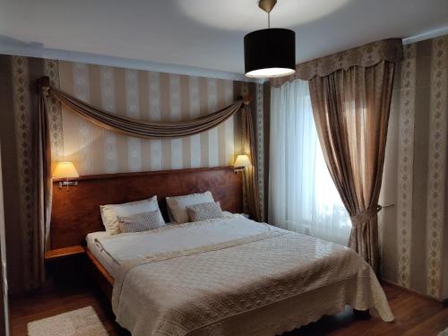 希奥利艾Motelis SMAKŲ SMAKAS的一间卧室设有一张大床和一个窗户。
