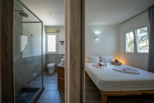 吉汶瓦Ocean View Junior Suite Tatu ZanzibarHouses的一间卧室配有一张床和淋浴,还有一间浴室
