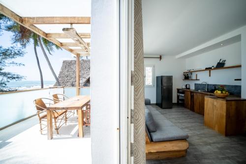 吉汶瓦Ocean View Junior Suite Tatu ZanzibarHouses的一间厨房和海景用餐室