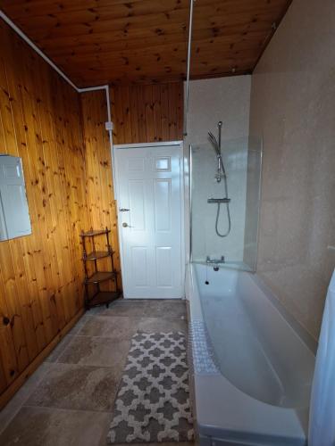 哈德斯菲尔德Maryann's的浴室配有白色浴缸和淋浴。