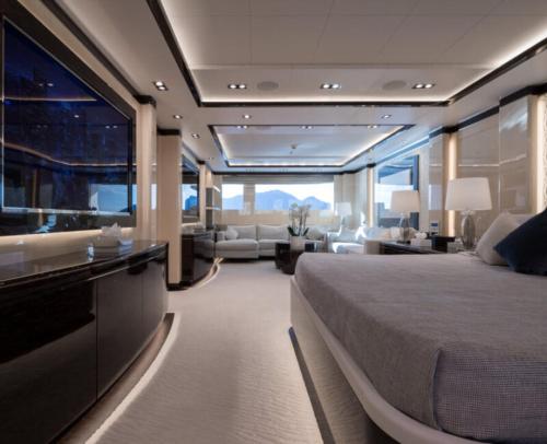 德岛Luxury Yacht Travels的一间设有床铺和客厅的大房间