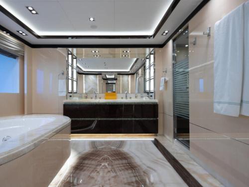 德岛Luxury Yacht Travels的浴室配有大浴缸、盥洗盆和浴缸。